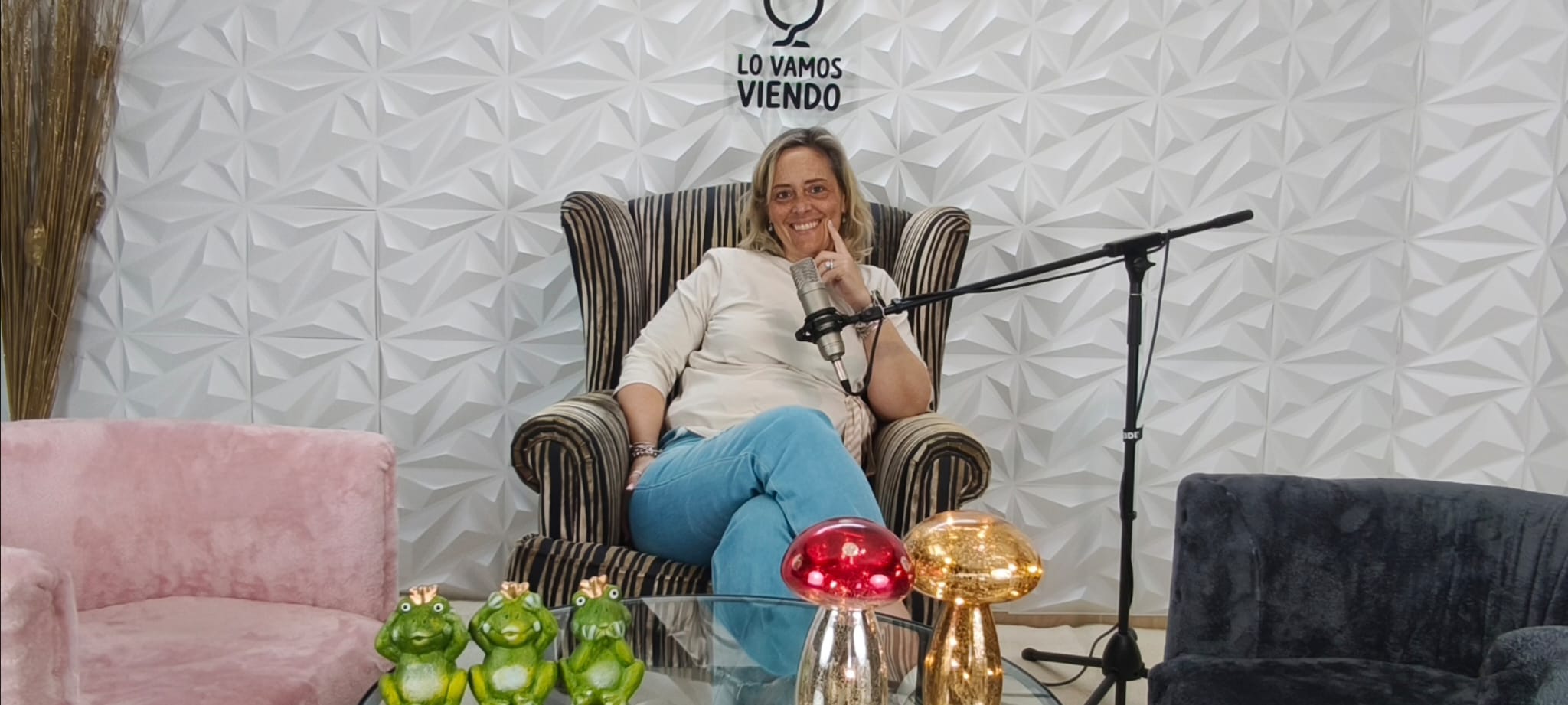 Alejandra sentada junto al micrófono en el estudio de Lo Vamos Viendo